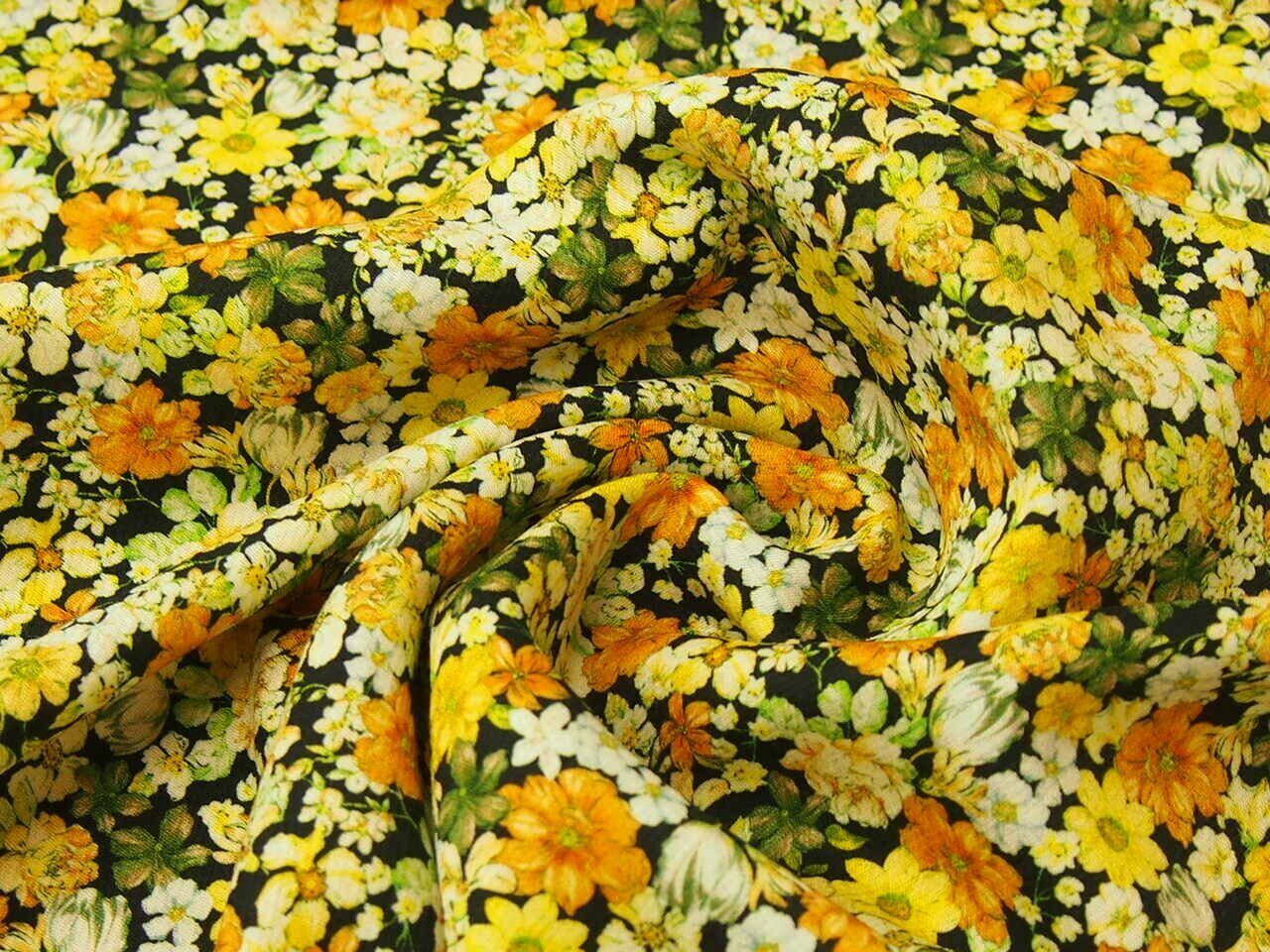 Вискоза спб. Вискоза плательная. Итальянская вискоза. Ткани плательные желтые в цветочек. Штапельные цветочные ткани ткань зеленые.